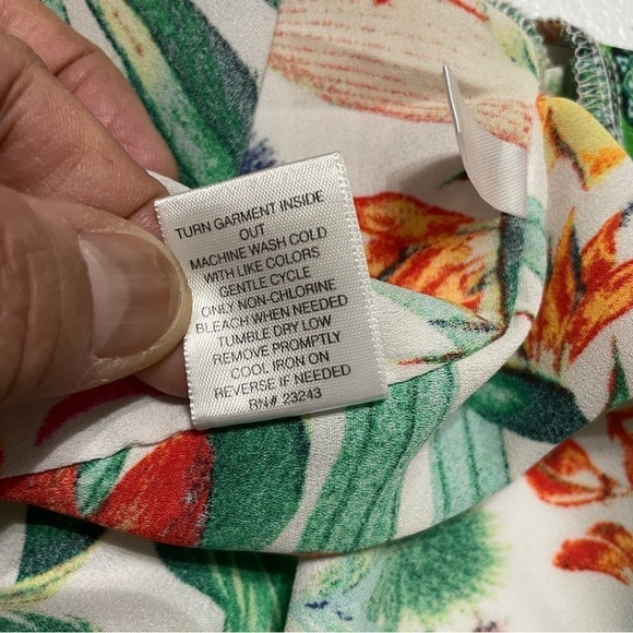Soho NEW YORK & COMPANY Sleeveless tropical floral top size M - Picture 8 of 9